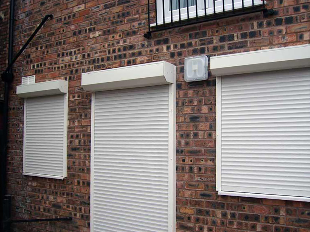 Білі захисні ролети на вікна та двері фото